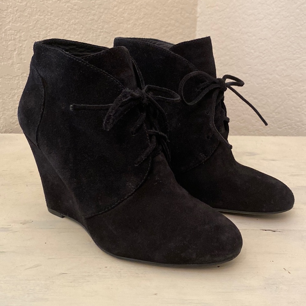 Via Spiga Fedora Wedge Heeled Lace Up Bootie. Black Suede. Size 7